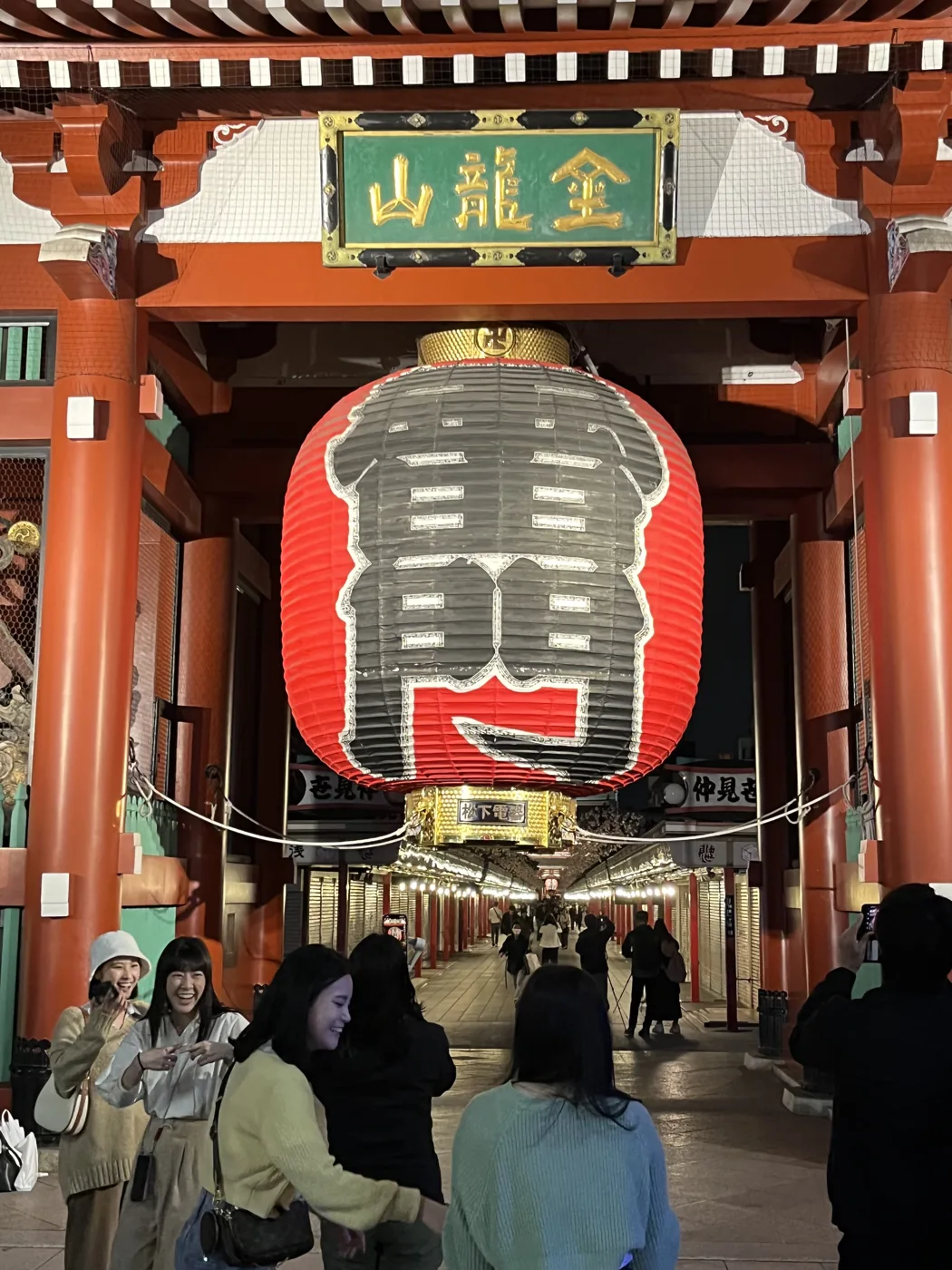 Kaminarimon gate giant lantern at Senso-ji, Asakusa, Tokyo