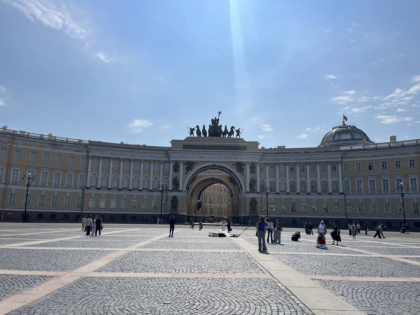 The General Staff Building's triumphal arch on Palace Square, St. Petersburg, topped with a bronze chariot sculpture, under a clear sky