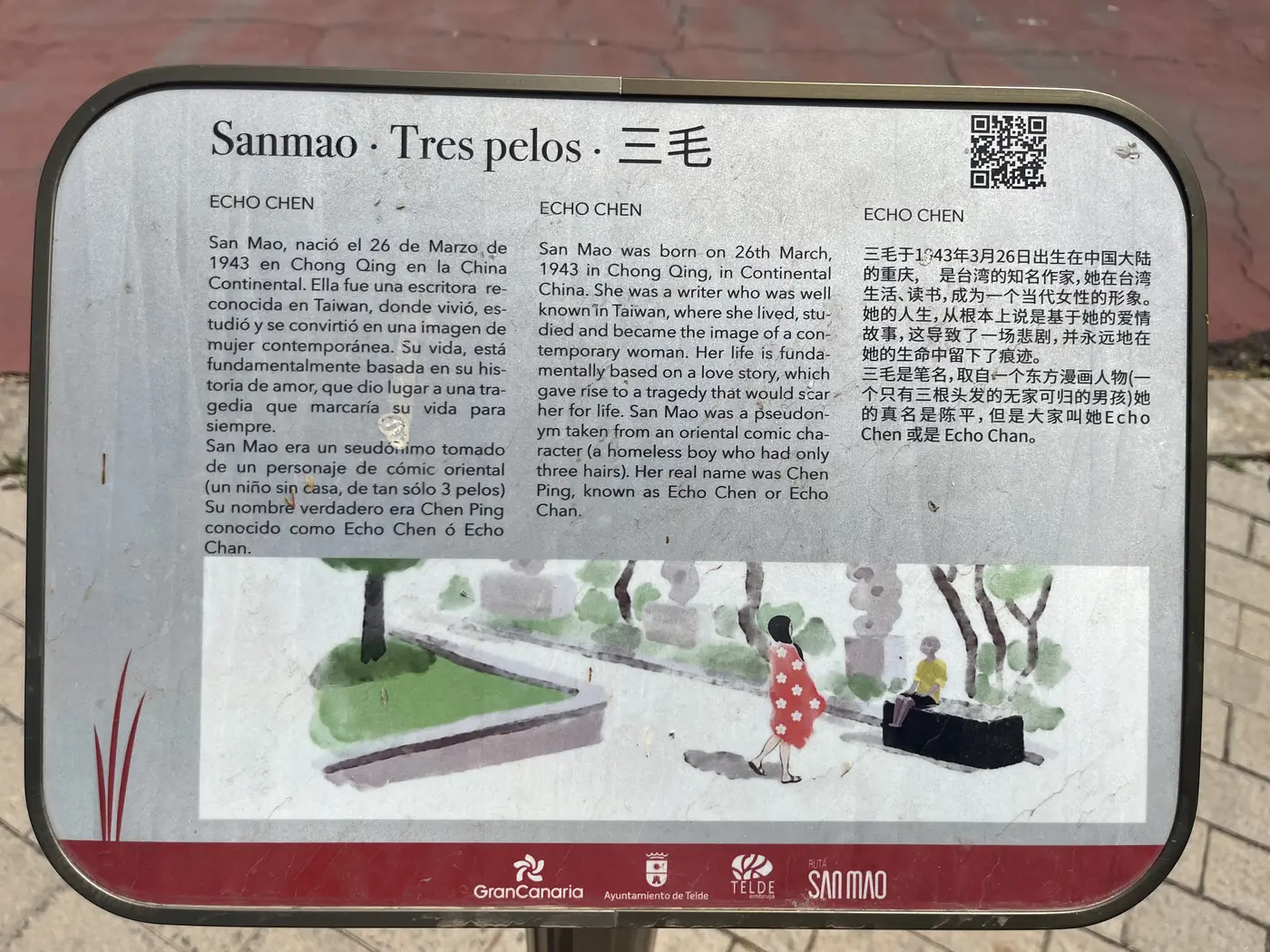 A trilingual interpretive plaque titled 'Sanmao · Tres pelos · 三毛' with a biography of the Taiwanese writer, Gran Canaria